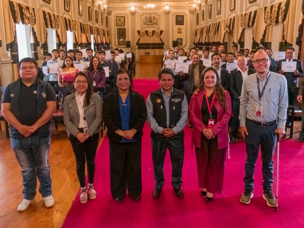 20 jóvenes concluyen formación técnica y 24 finalizan curso de inglés en Quetzaltenango