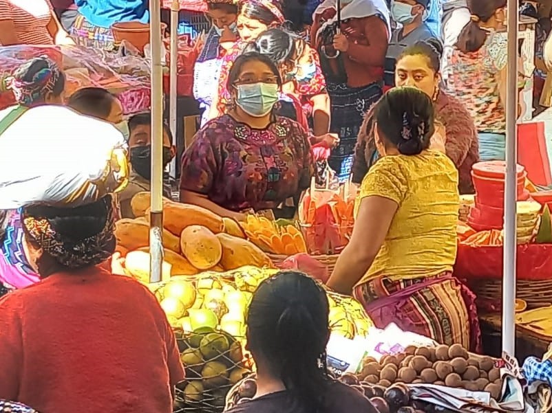 95 por ciento de comerciantes de Almolonga posee esquema de vacunación completo 