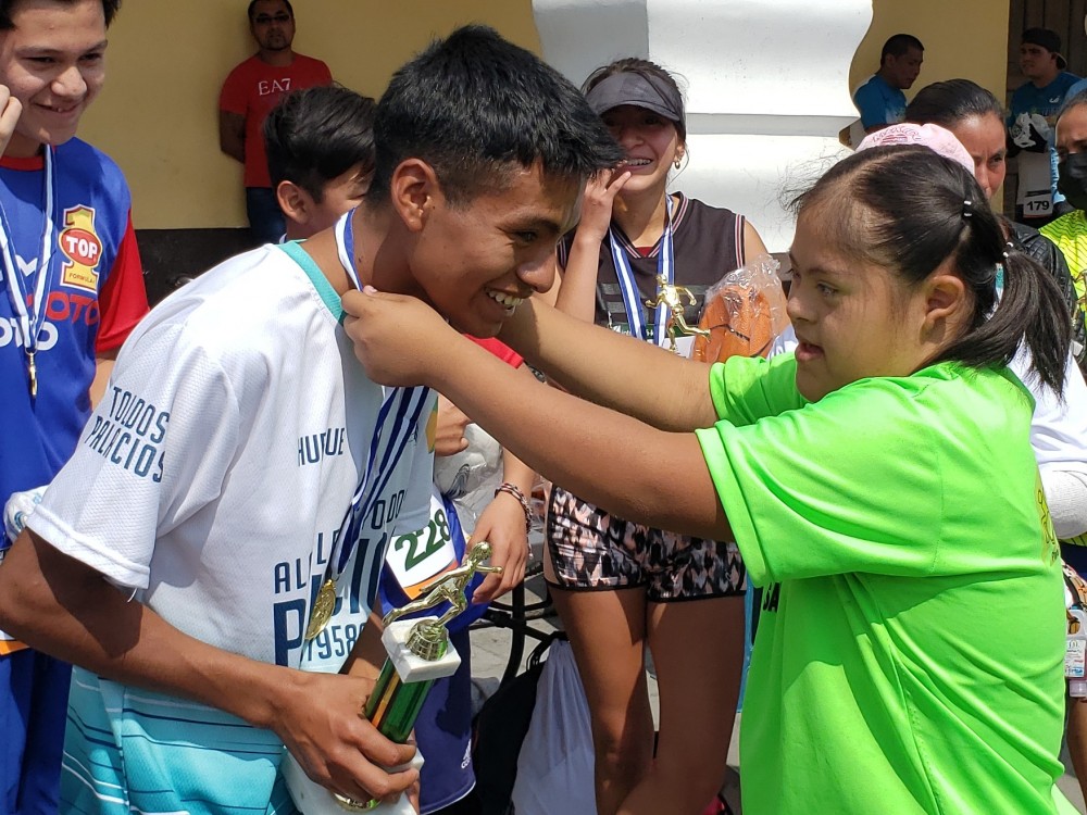 99 atletas corren a beneficio de niños con síndrome de down