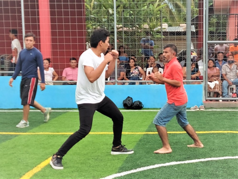 A puño limpio al estilo Chivarreto se organizó una pelea en San Gabriel 