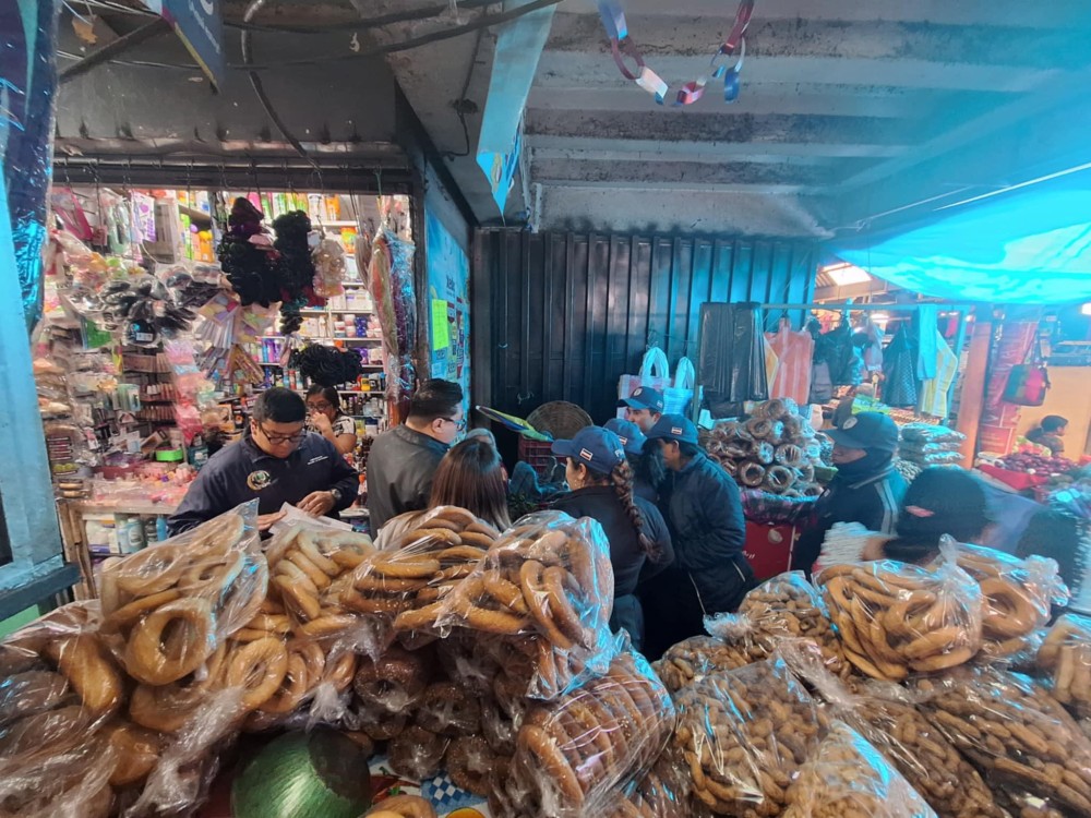 Abastos y comerciantes de La Democracia abordan el reordenamiento de ventas