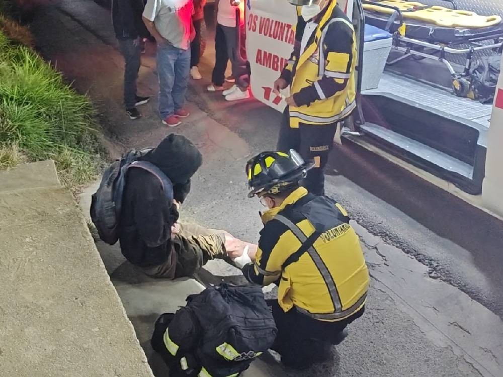Abuelito es atropellado por motorista en Huehuetenango