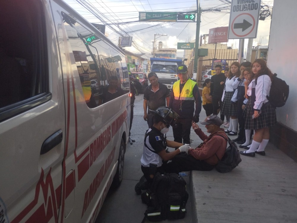 Abuelito se salva de morir atropellado