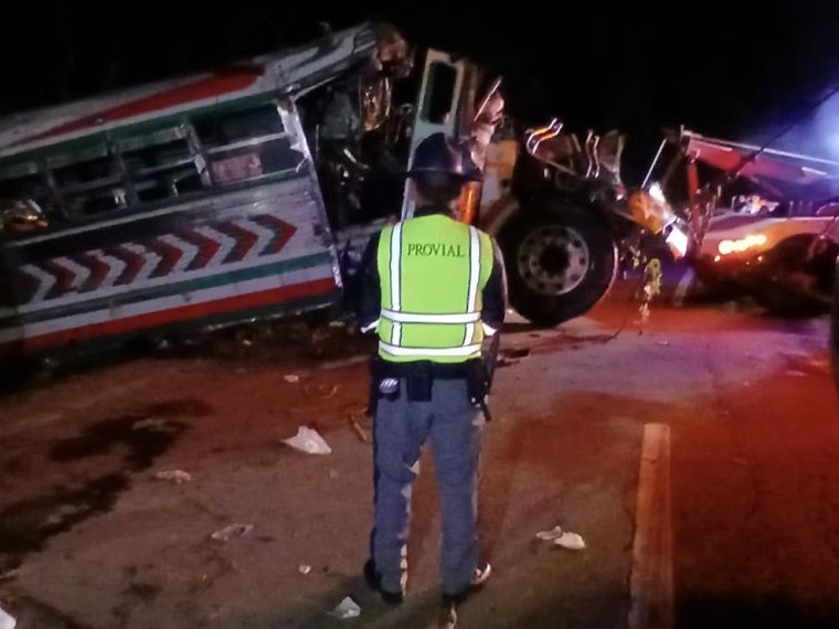 Accidente de autobús deja al menos 15 personas fallecidas y 19 heridas