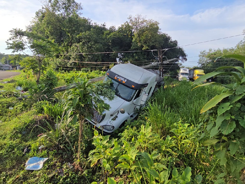 Accidente deja paralizado la ruta CA-2 en Mazatenango