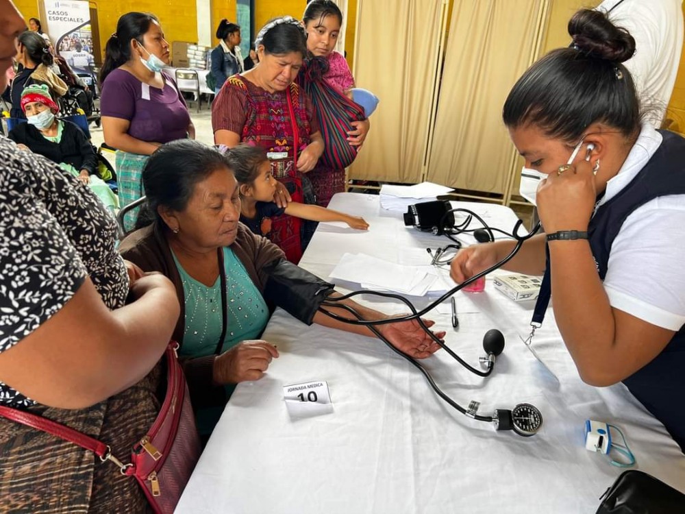 Acercan servicios de salud a vecinos de la región norte