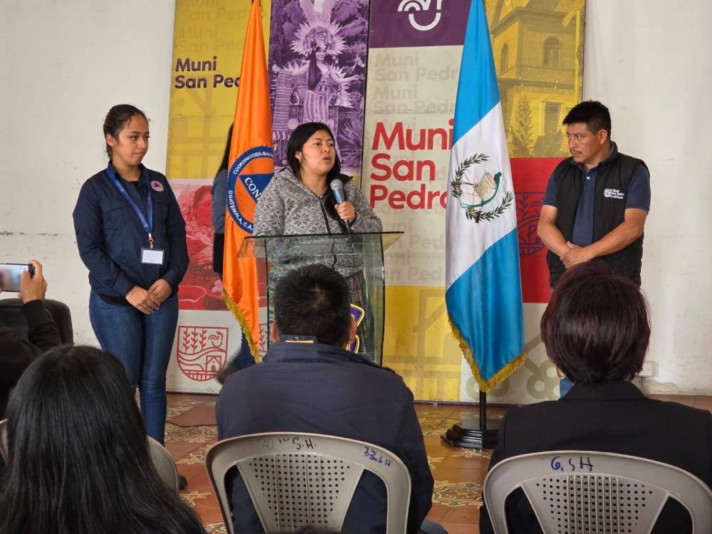 Acreditan y juramentan a integrantes de la Comred