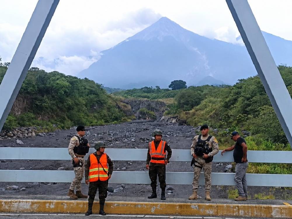 Actividad del volcán de Fuego muestra reducción progresiva; autoridades mantienen alerta