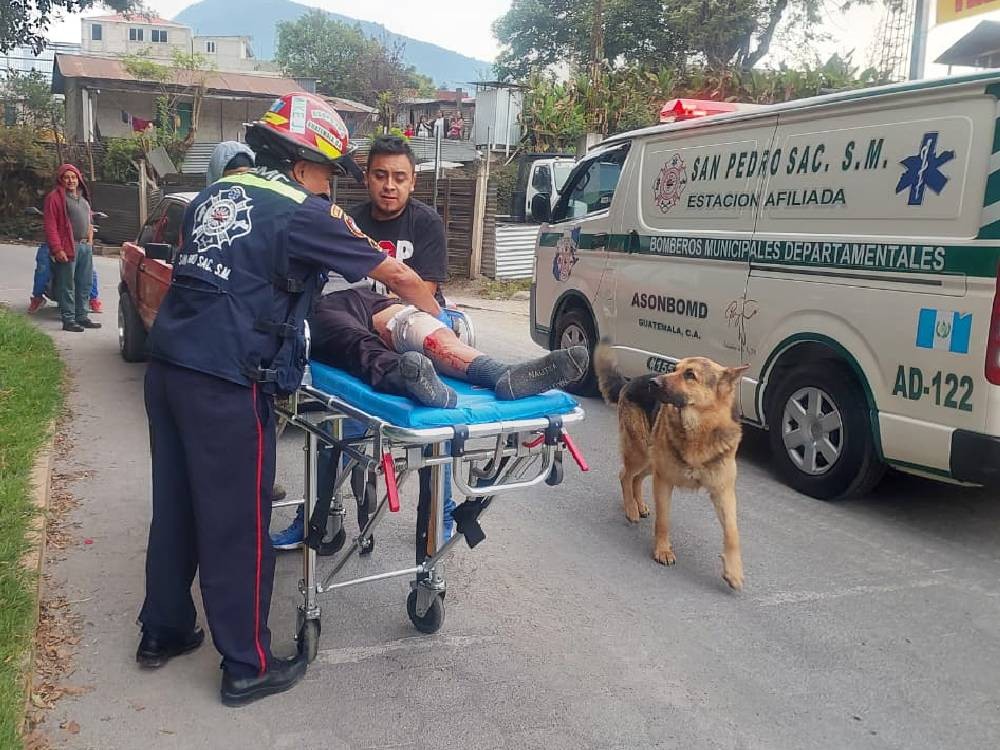 Adolescente sufre accidente laboral: hierro se le incrustó en una de sus piernas