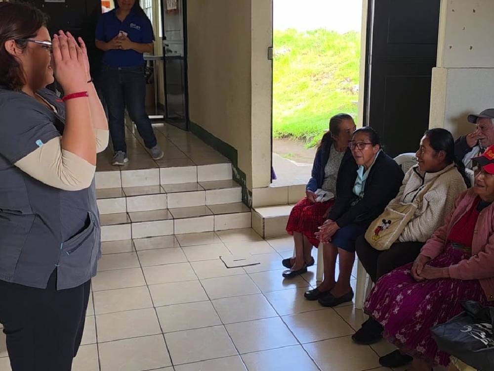 Adultos mayores reciben apoyo psicológico para evitar la depresión y ansiedad