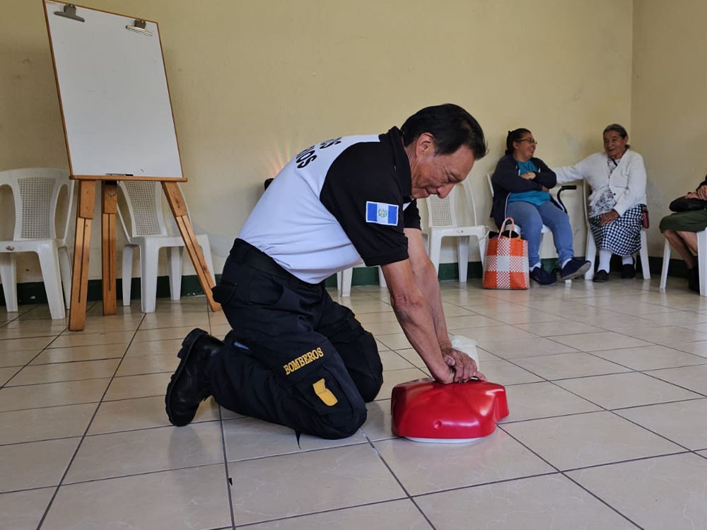 Adultos mayores son capacitados sobre primeros auxilios