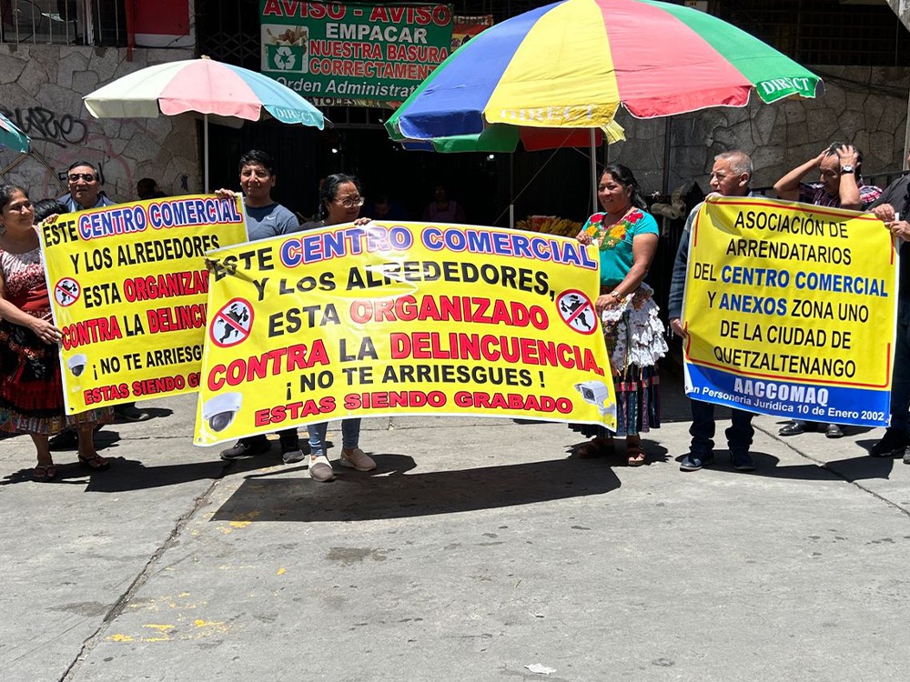 Comerciantes advierten a delincuentes tras captura de presunto ladrón en centro comercial municipal de Xela