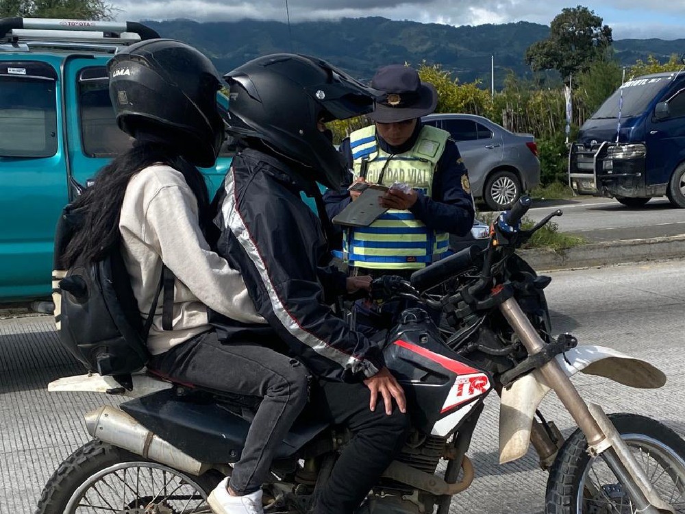 Advierten multas a motoristas por ocultar o hacer uso indebido de placas