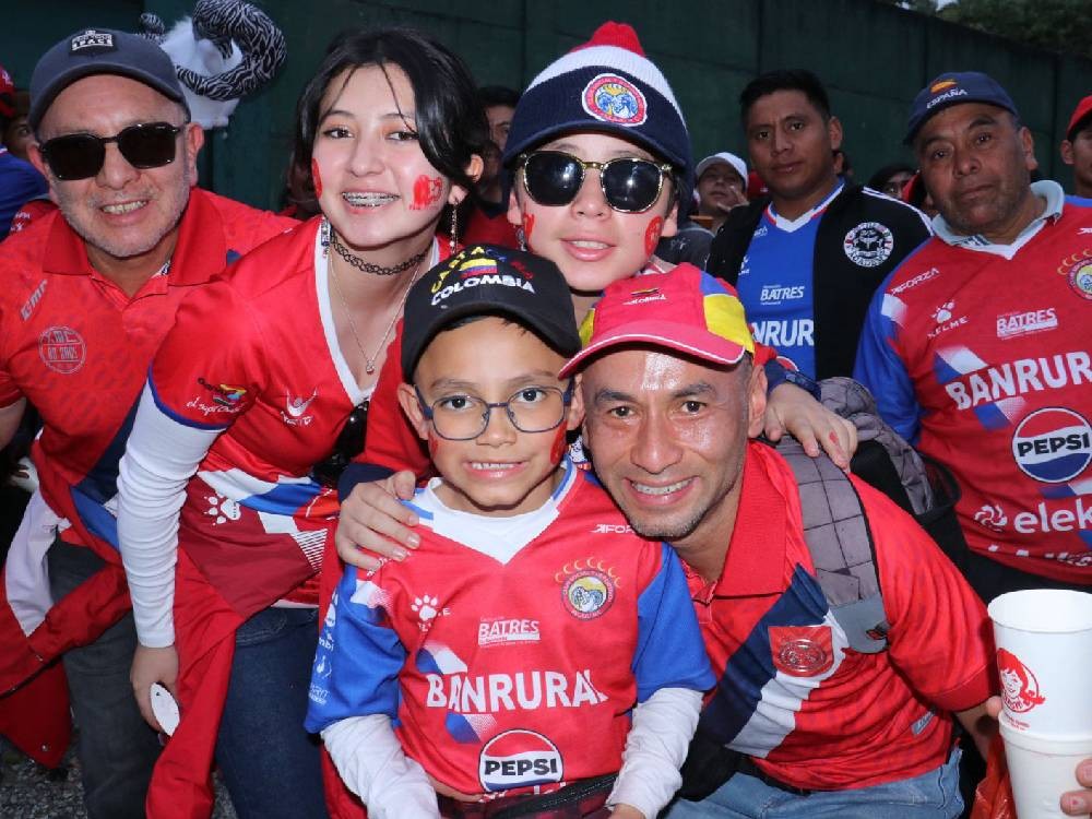 Aficionados superchivos confían en lograr la primera luna centroamericana 