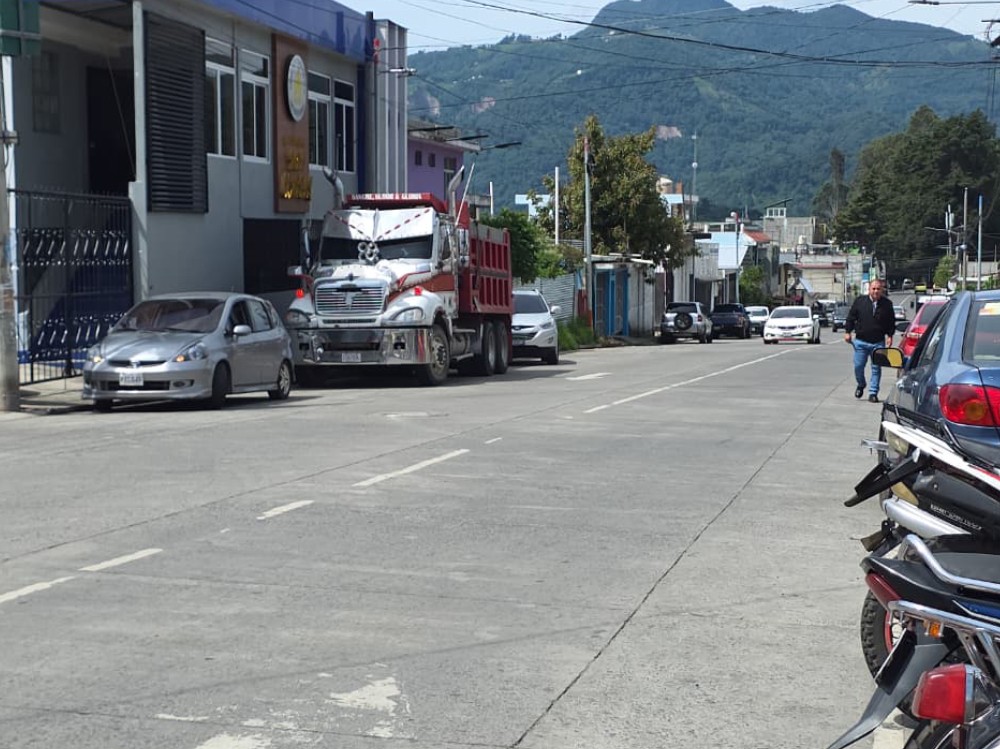 Agentes de la PMT evitan que transporte pesado continúe estacionándose en la 15 avenida de las zonas 3 y 5 de San Marcos