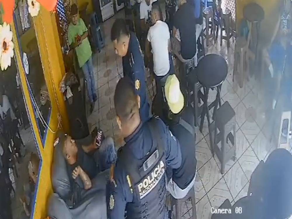 Agentes de la PNC fueron atacados a balazos en un bar; delincuente terminó abatido 
