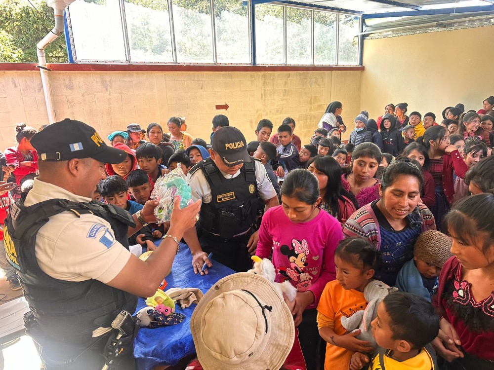 Agentes de la PNC llevan alegría y diversión a la población quetzalteca