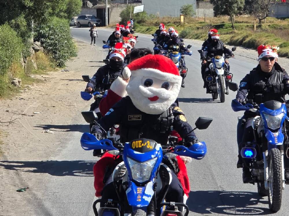 Agentes motorizados de PNC comparten la alegría de la Navidad con niños de Xela 