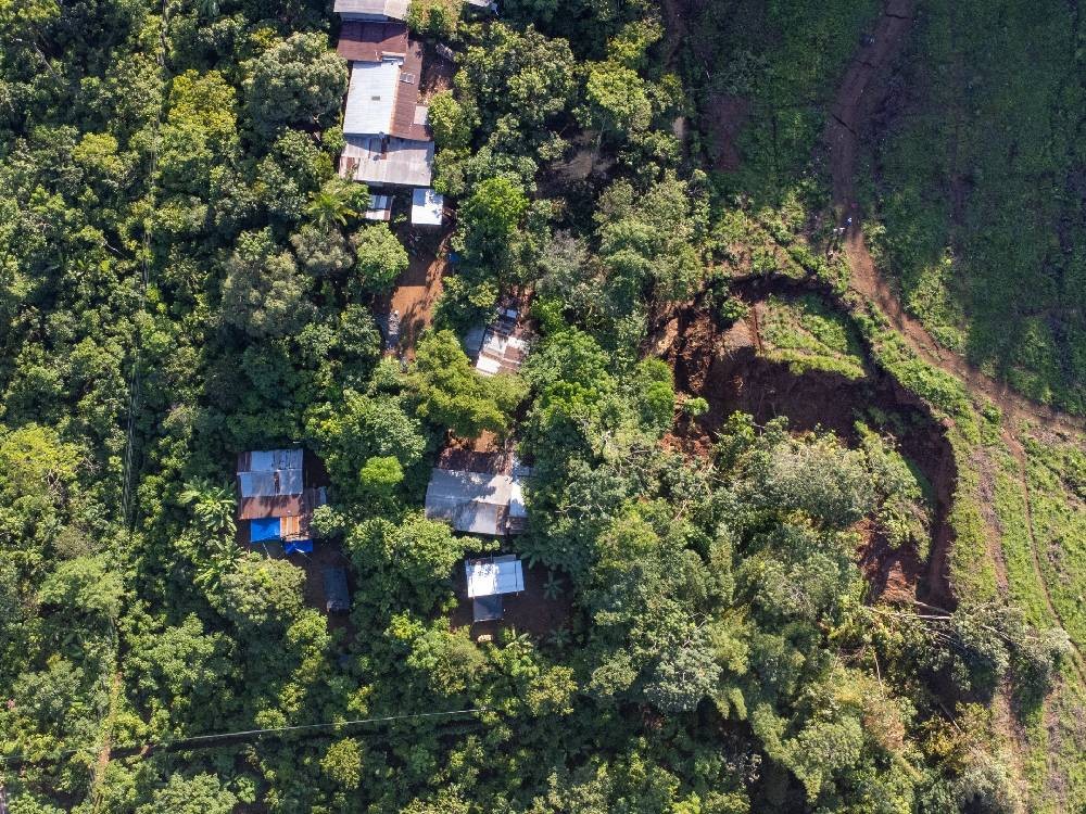 Al menos 20 familias están en riesgo ante un socavamiento de tierra