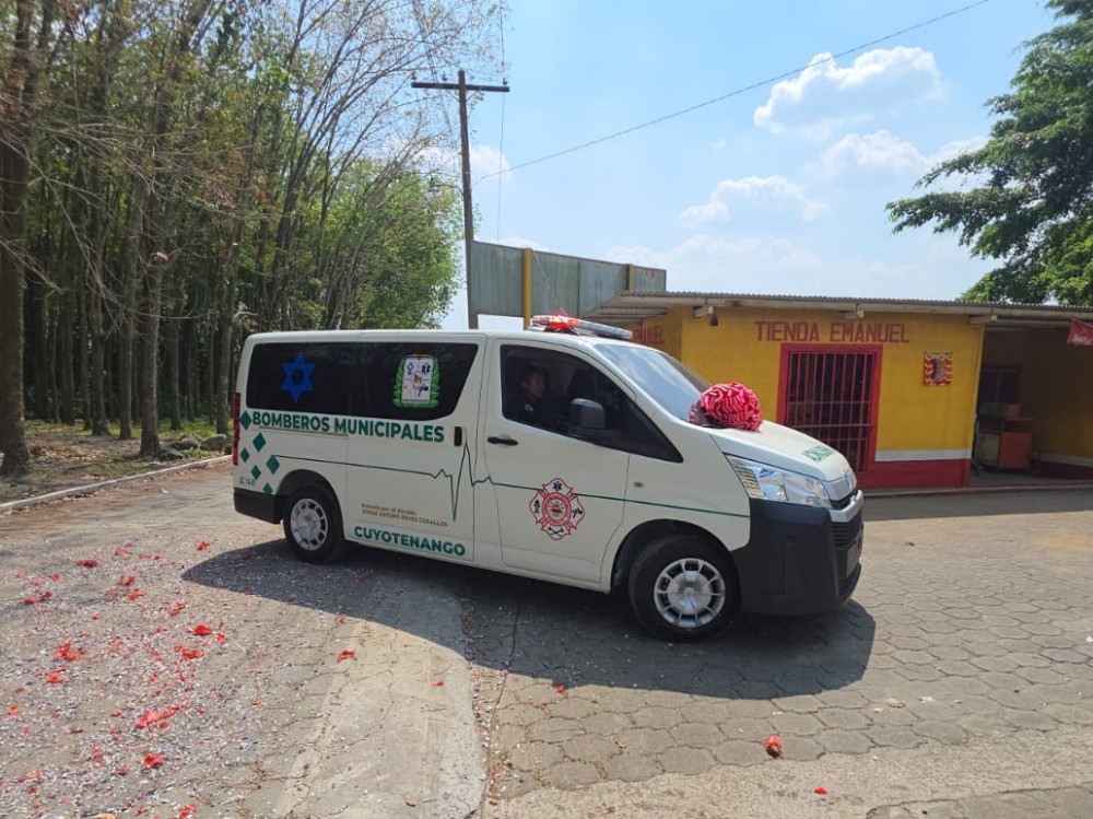 Alcalde de Cuyotenango fortalece a Bomberos Municipales Departamentales con la donación de una moderna ambulancia