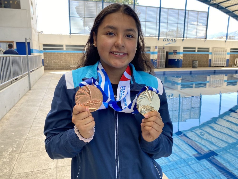 Alejandra Alvarado, promesa de la natación de Quetzaltenango, logró doble medalla en los Juegos Centroamericanos