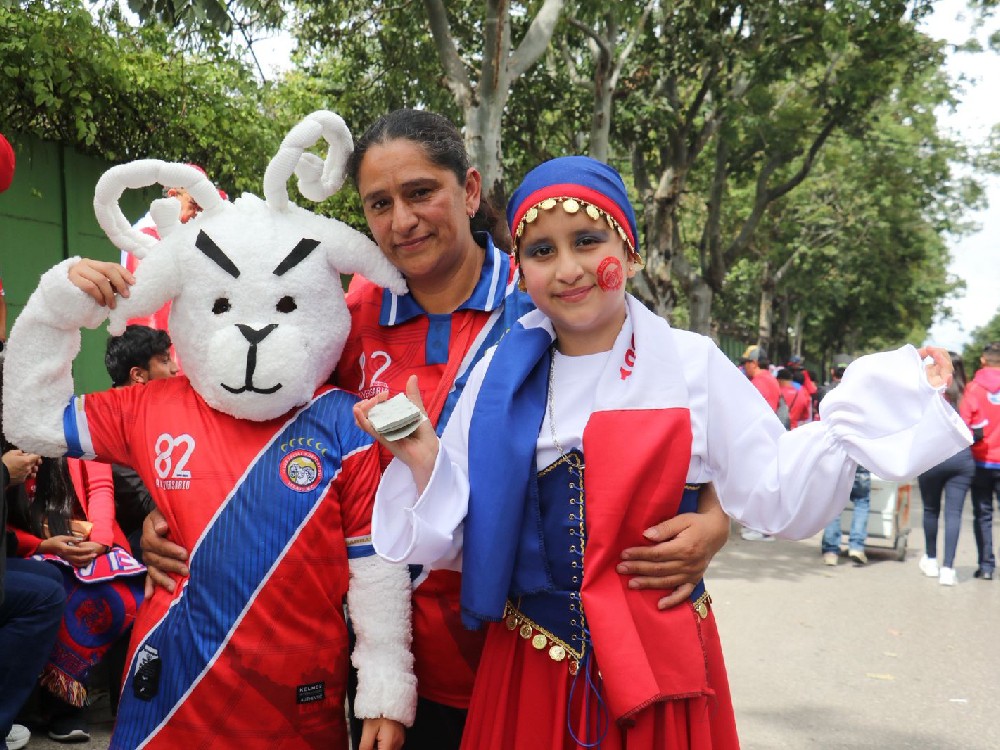 Niña se disfraza de “La Gitana” para apoyar a Xelajú MC en la final