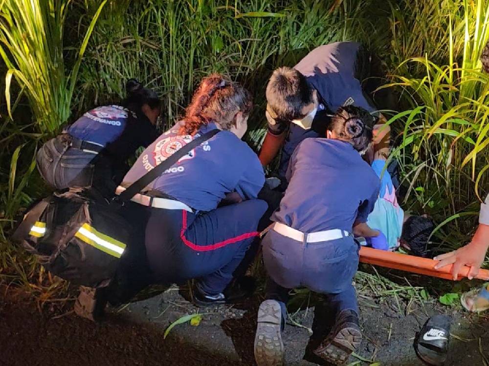 Alta velocidad y baches: Accidente de motocicleta en Cuyotenango deja a un joven herido