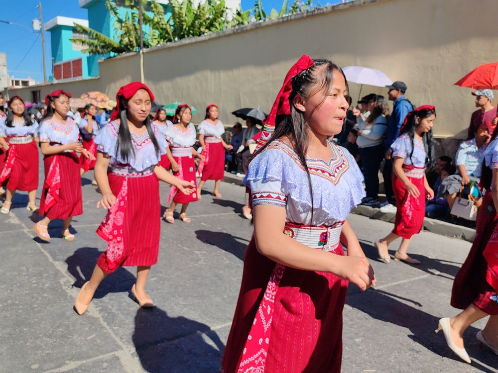 Alumnos de nivel medio destacan tradiciones y costumbres en penúltimo desfile de la feria patronal
