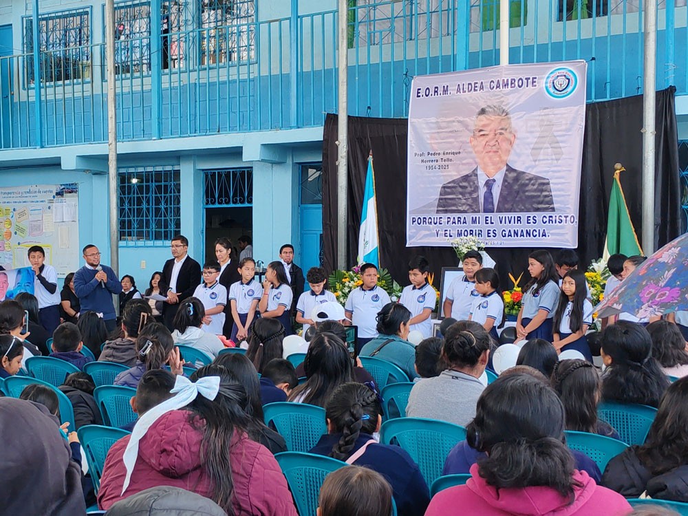 Alumnos recuerdan de manera emotiva al profe Pedro