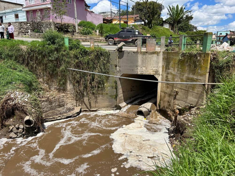 Ante desbordamiento de río, vecinos piden que puente sea ampliado 