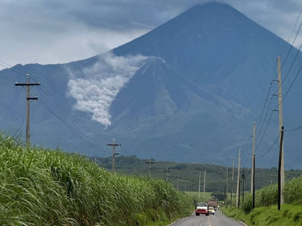 Ante incremento de actividad en el volcán Santiaguito, mantienen monitoreo 
