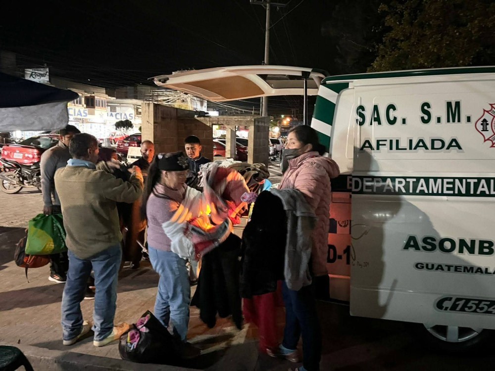 Ante las bajas temperaturas, bomberos entregan ropa en horario nocturno en el Hospital Regional de San Marcos