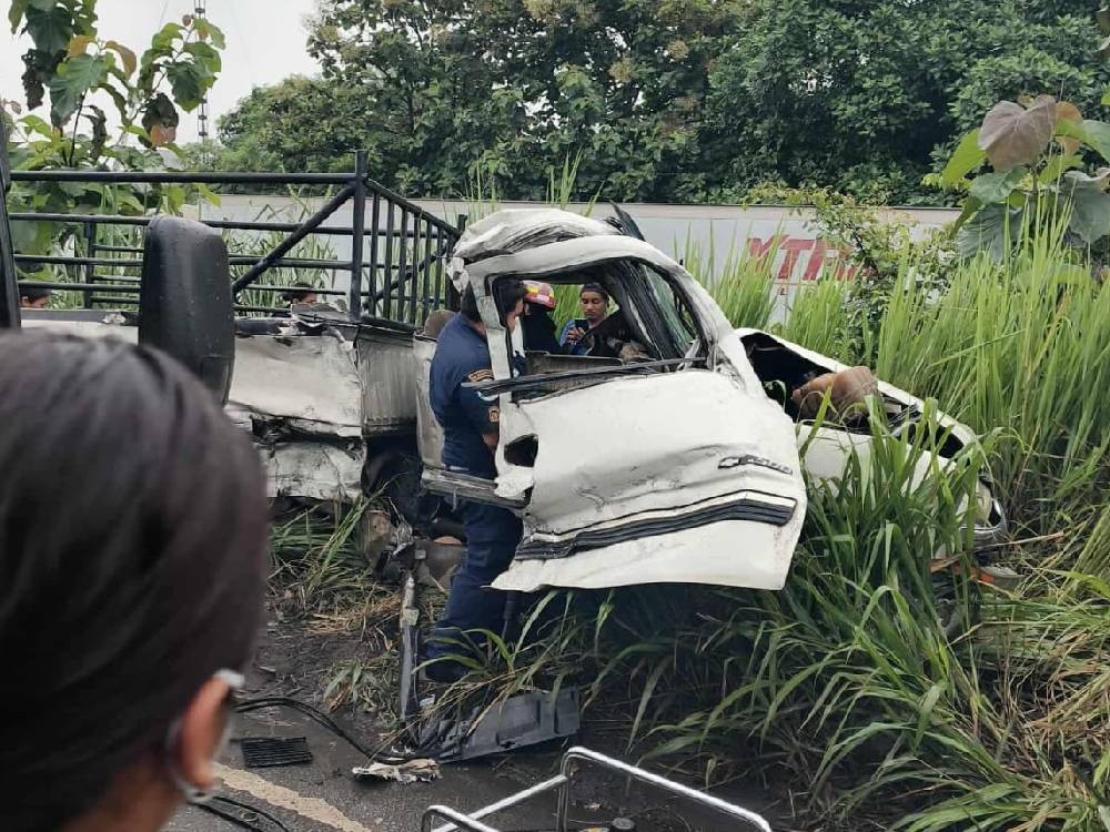 Aparatoso choque entre picop y camión deja tres heridos en San Antonio Suchitepéquez