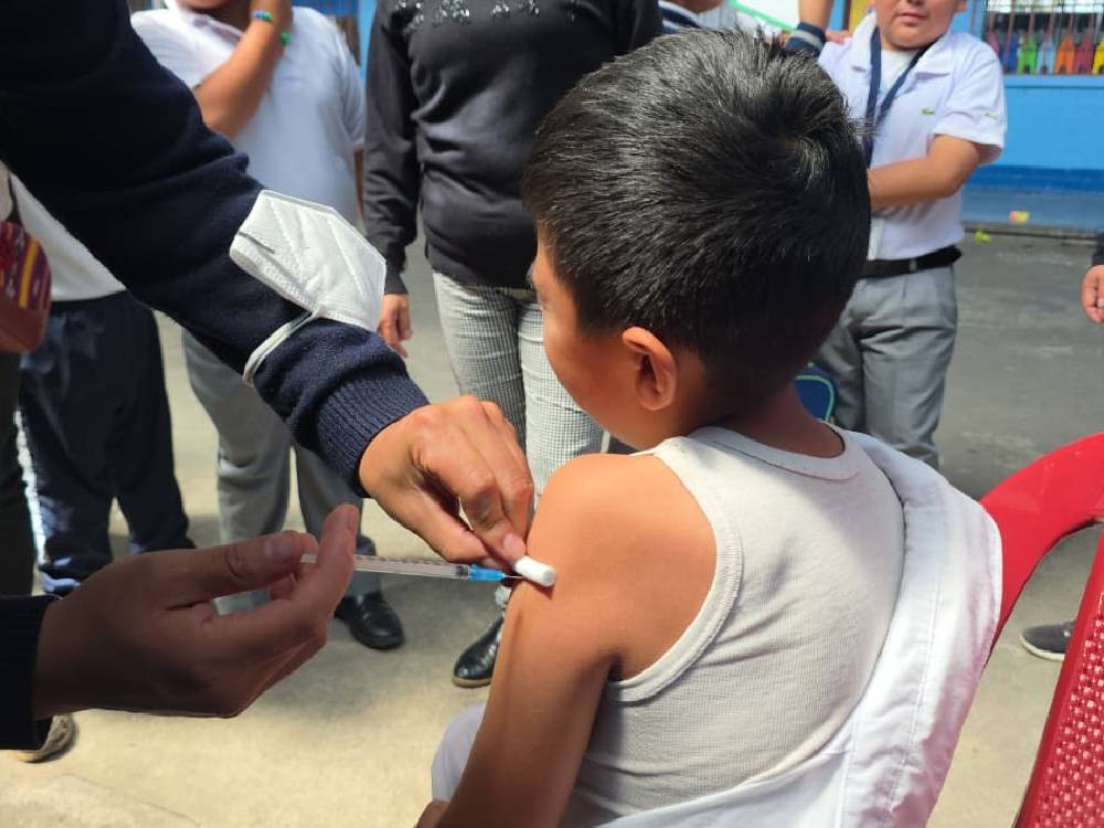 Aplican vacunas a estudiantes en San Pedro Sacatepéquez para fortalecer cobertura de salud