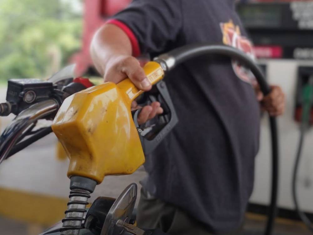 Arévalo avala exoneración de impuestos a los combustibles