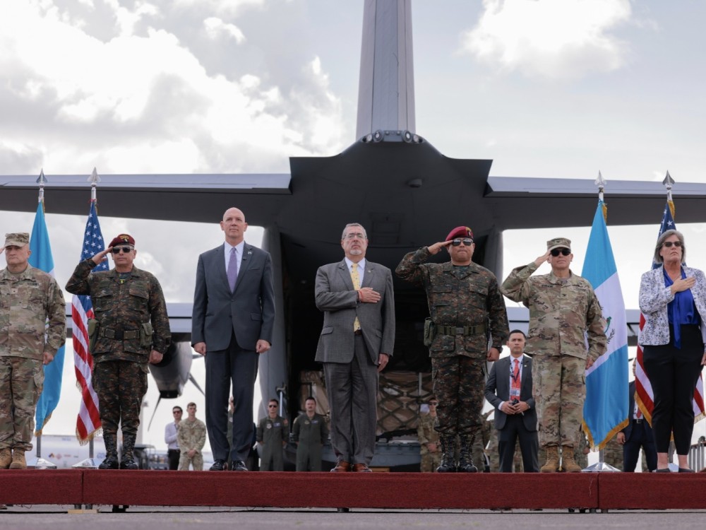 Arévalo: “Este equipamiento nos hace más fuertes” tras llegada de armamento comprado a EE. UU.