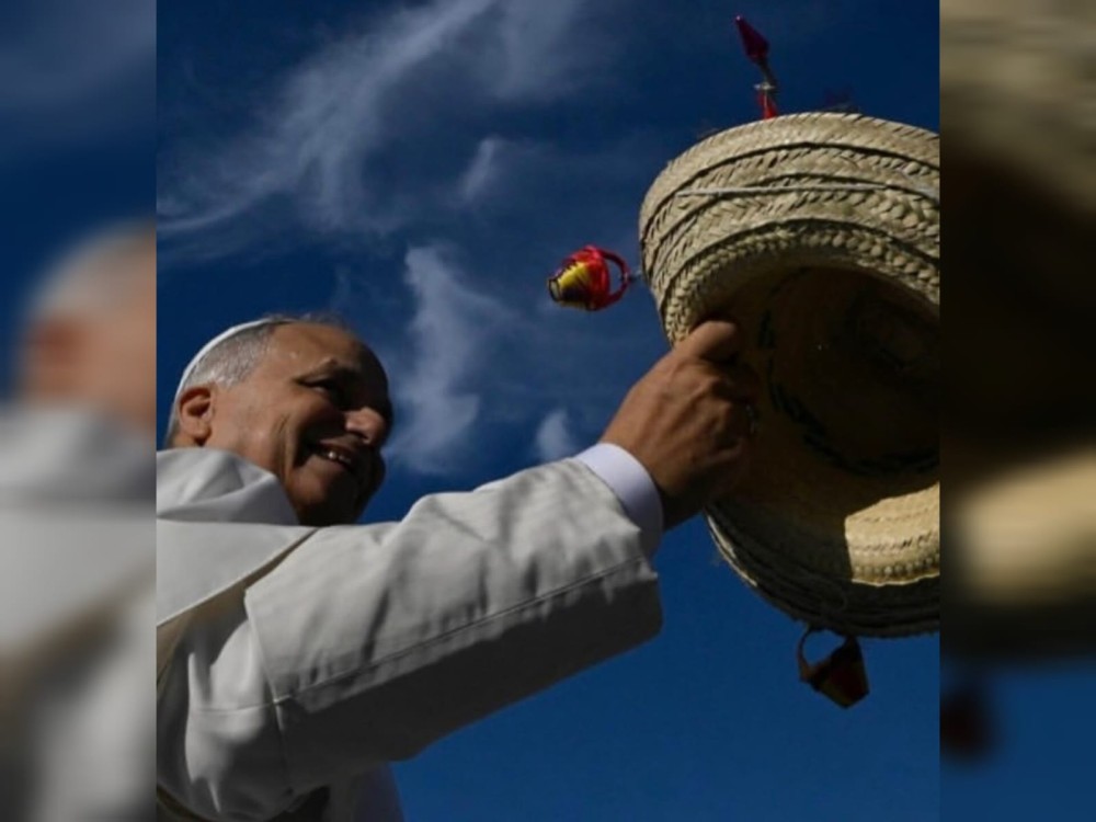 Así fue el momento en el que el papa León XIV recibió un sombrero tradicional de Esquipulas