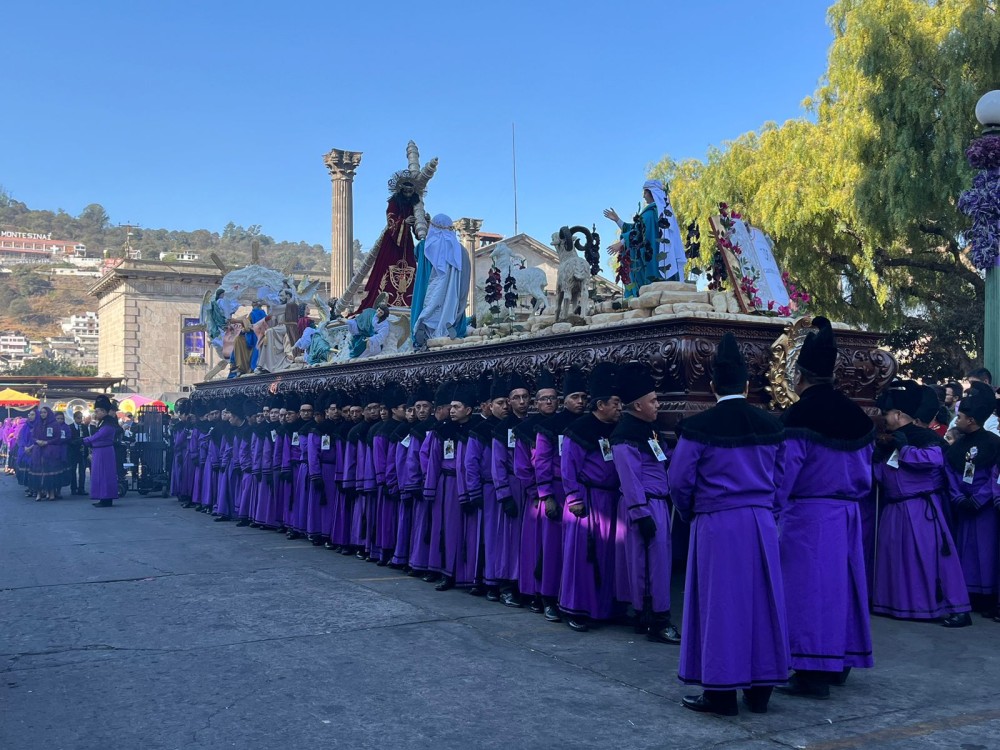 Así se viven las primeras procesiones de este Viernes Santo en Xela