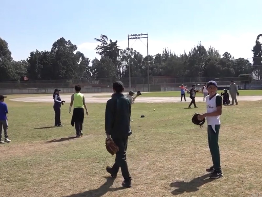 VIDEO: Asociación de softbol continúa proyecto escolar en Xela