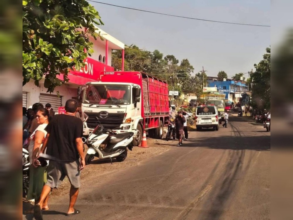 Atacan a balazos a trabajador de camión repartidor de bebidas gaseosas
