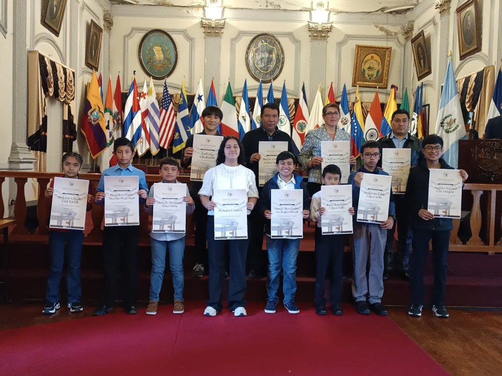 Atletas de tenis de mesa de Quetzaltenango reciben reconocimiento por su destacada trayectoria