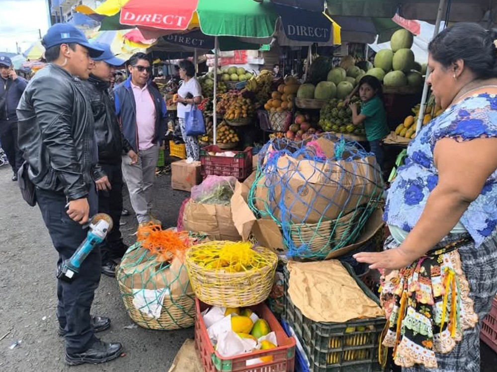 Autoridades buscan ordenar ventas ambulantes en espacios públicos de Xela