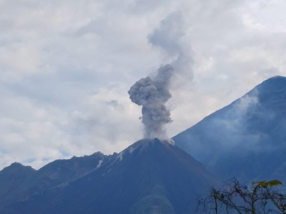 Autoridades de Conred realizan monitoreo en Volcán Santiaguito por constante caída de ceniza