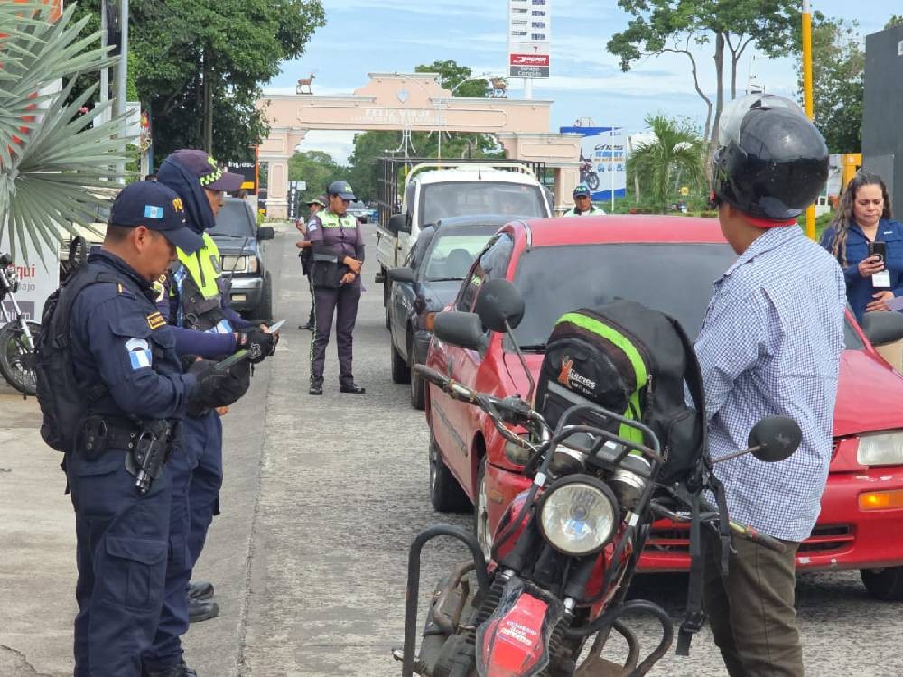 Autoridades de Mazatenango intensifican operativos vehiculares: concientizan sobre pago de calcomanía antes del 31 de julio