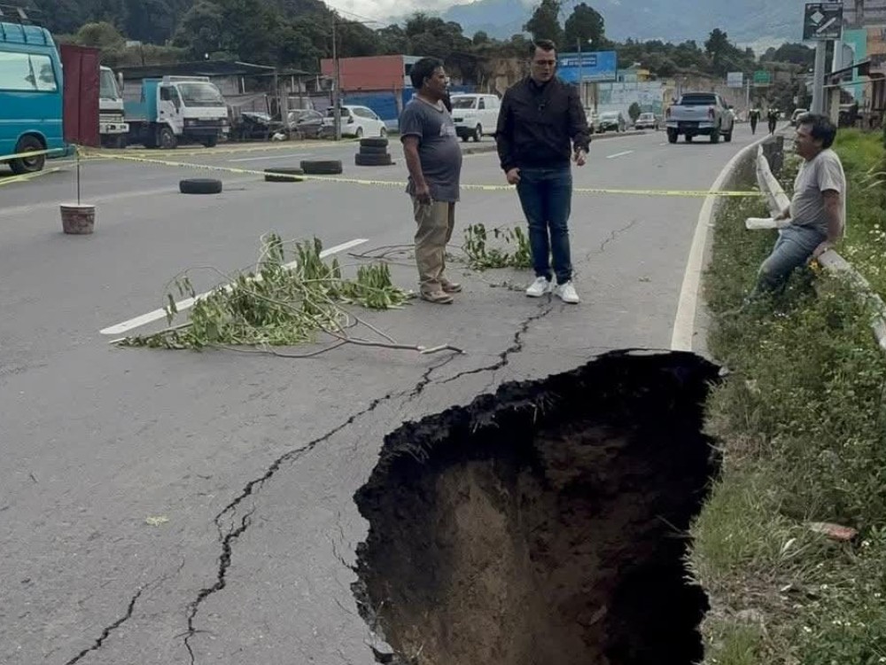 Autoridades evalúan hundimiento en el kilómetro 213, jurisdicción de San Juan Ostuncalco, Quetzaltenango