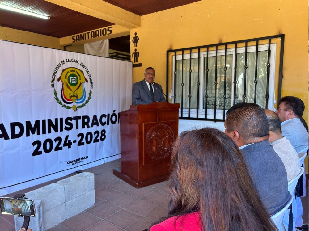 Autoridades municipales colocan la primera piedra de la construcción de edificio municipal en Salcajá, Quetzaltenango