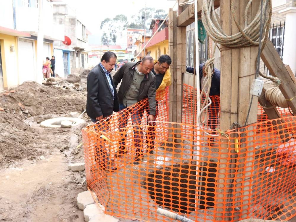 Autoridades municipales supervisan avances en proyectos viales que beneficiarán a más de 7,800 vecinos en Quetzaltenango