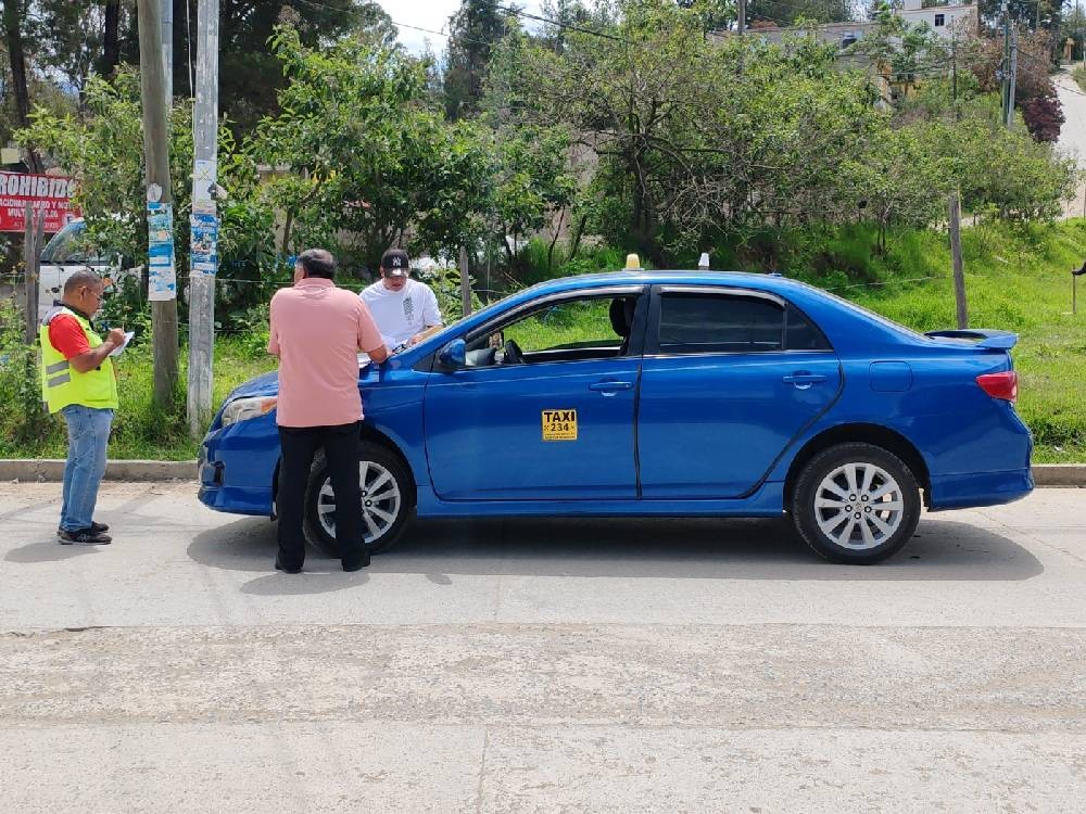 Autoridades revisan taxis para evitar el servicio ilegal