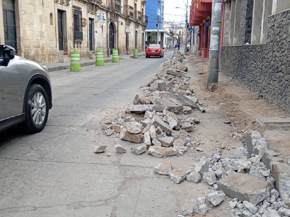 Avanza renovación de banquetas en el Centro Histórico de Xela