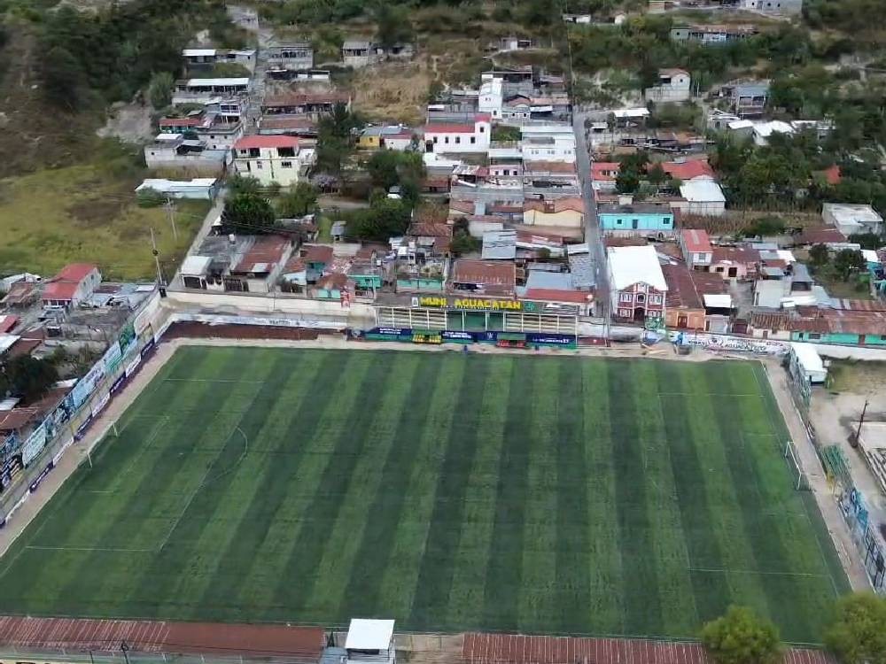 Avanzan trabajos de iluminación en estadio de Aguacatán